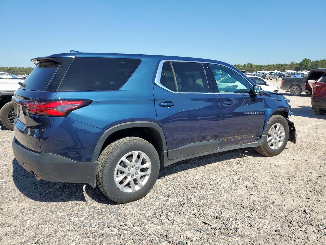 2023 Chevrolet Traverse Ls - Фото 3