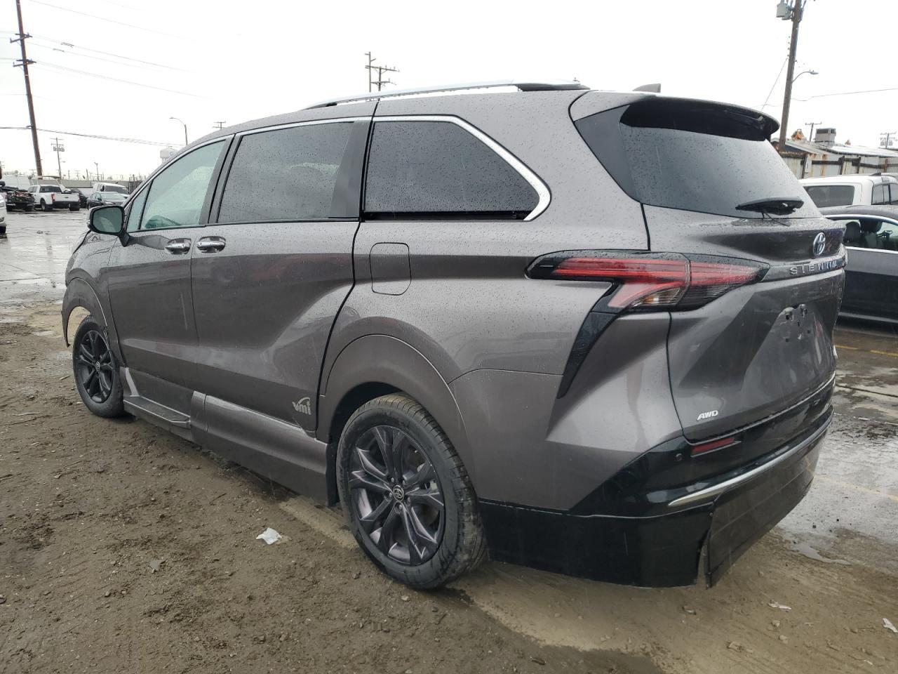 2023 Toyota Sienna Limited - Фото 2