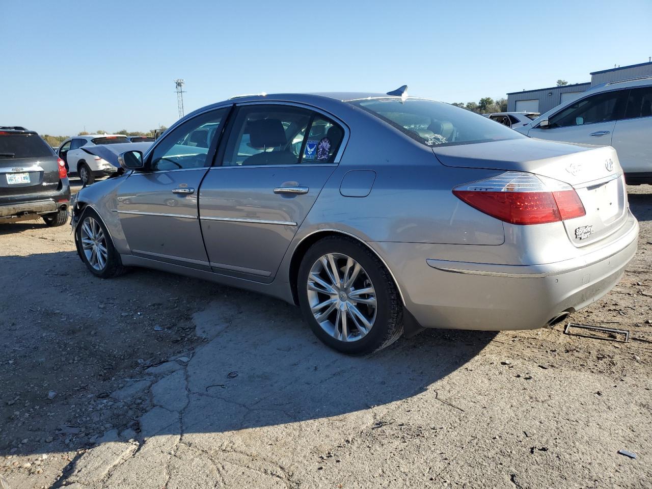 2011 Hyundai Genesis 3.8L - Фото 2