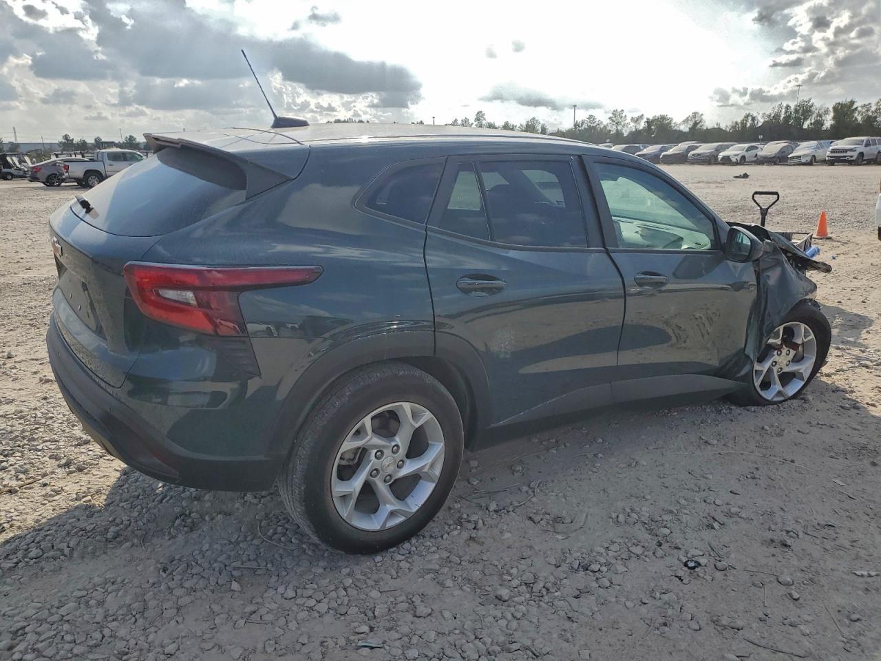 2025 Chevrolet Trax Ls - Фото 3