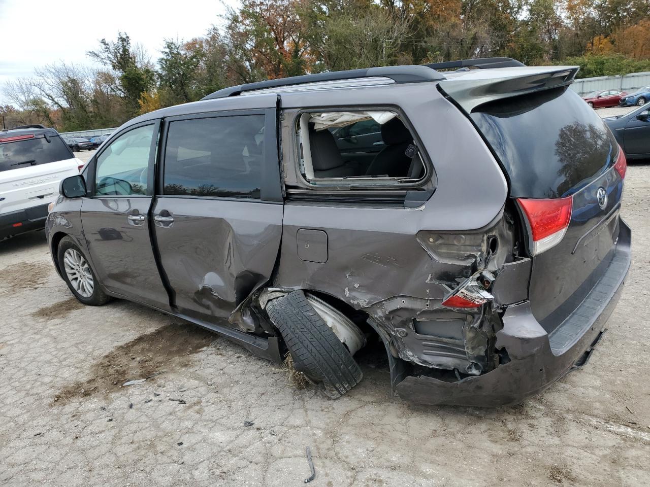 2013 Toyota Sienna Xle - Image 2