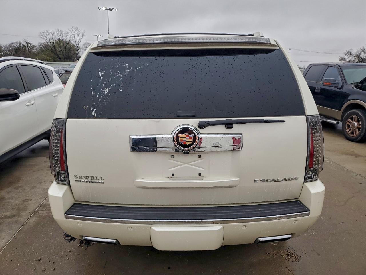 2013 Cadillac Escalade Platinum - Image 6