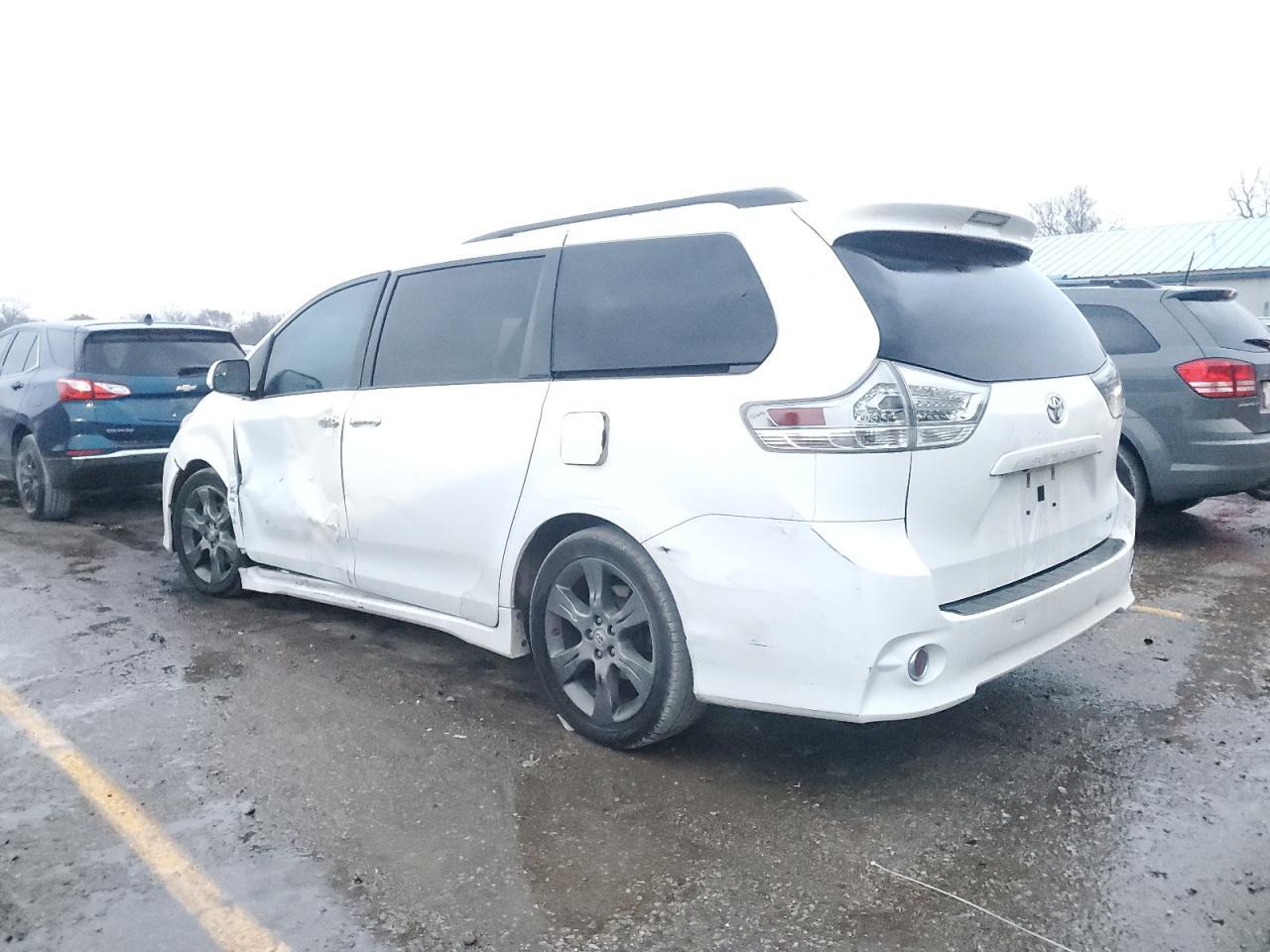 2016 Toyota Sienna Se - Фото 2