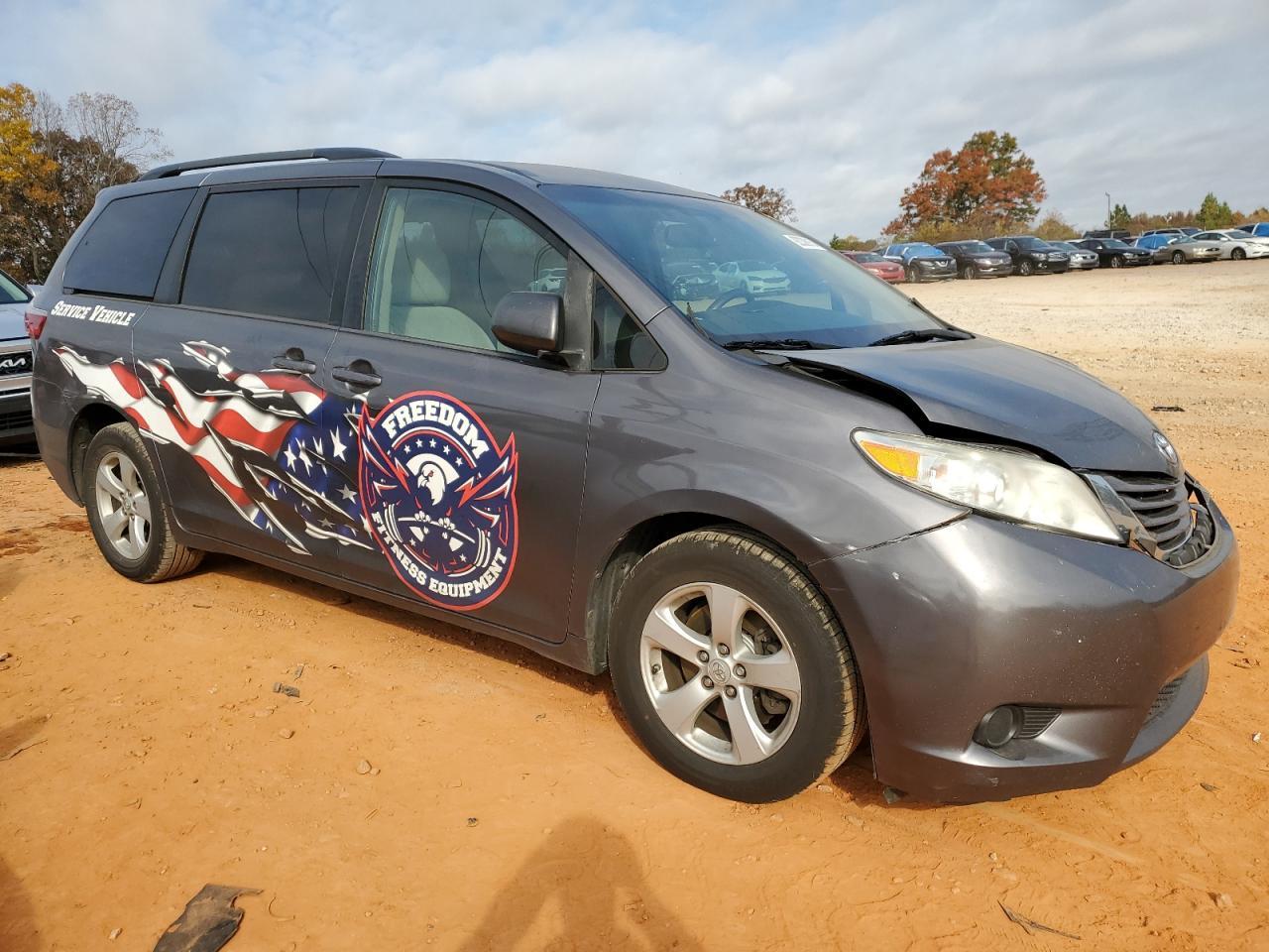 2017 Toyota Sienna Le - Фото 4