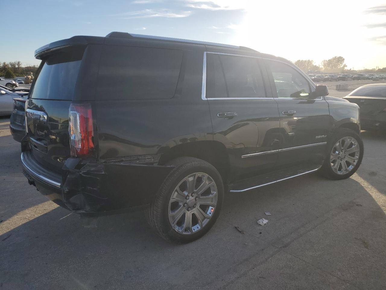 2017 GMC Yukon Denali - Фото 3