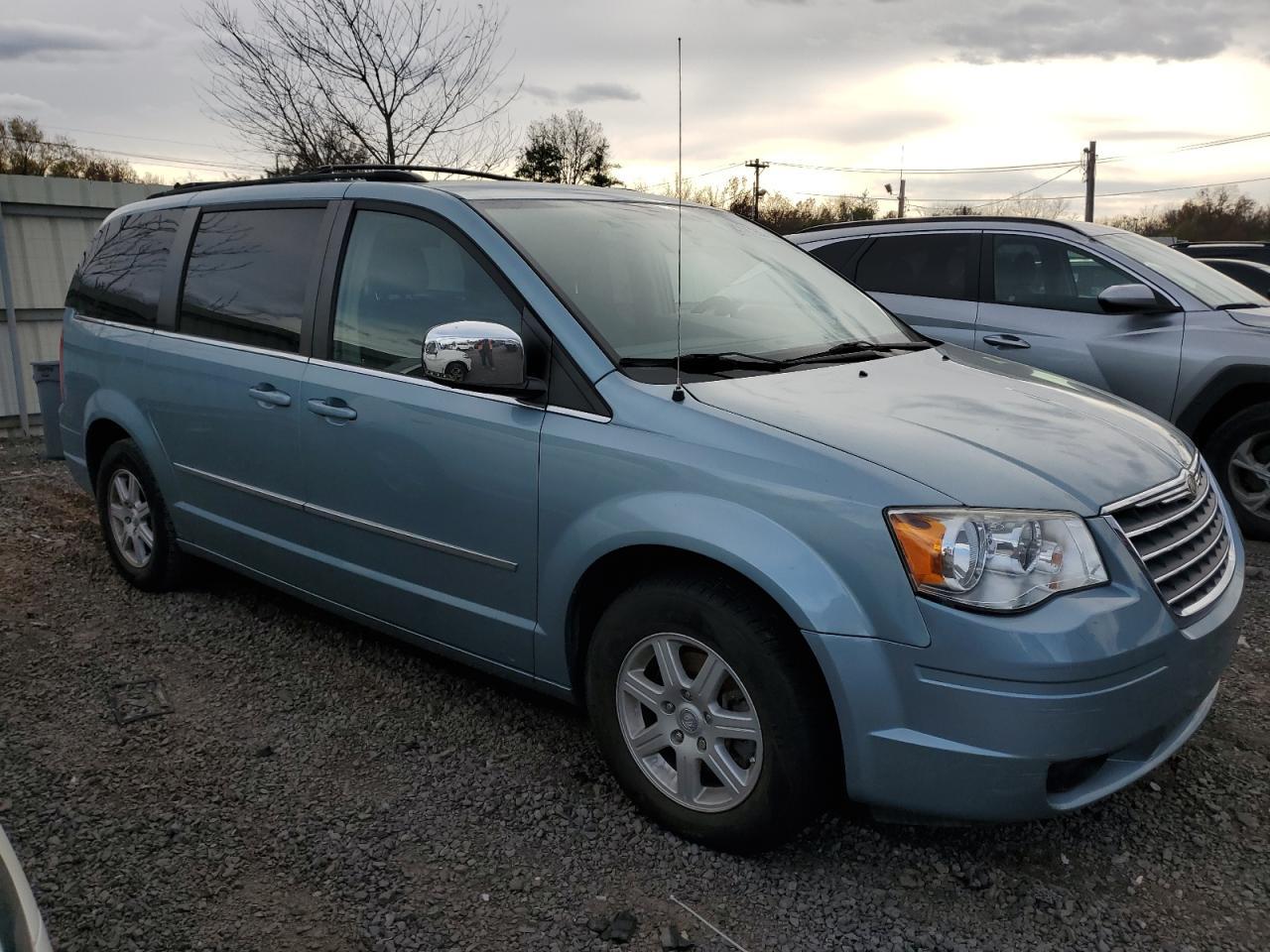 2010 Chrysler Town & Country Touring Plus - Фото 4