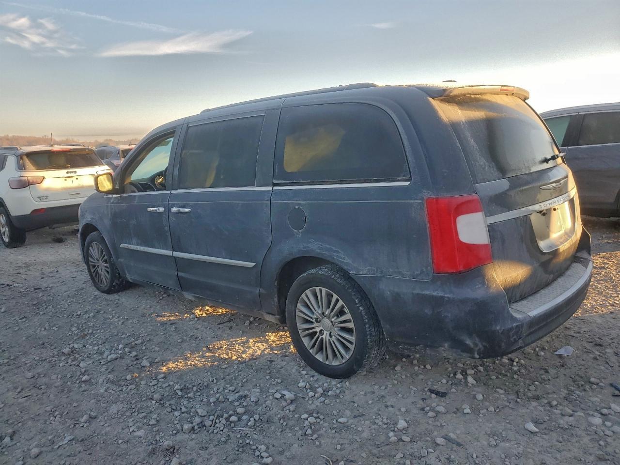 2014 Chrysler Town & Country Touring L - Image 2