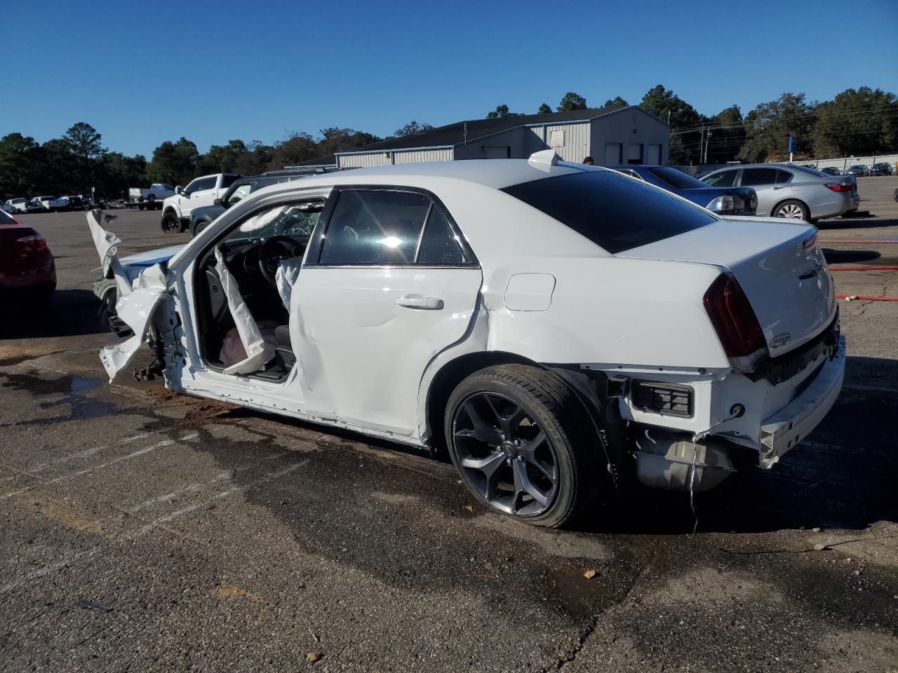 2023 Chrysler 300 Touring - Фото 2