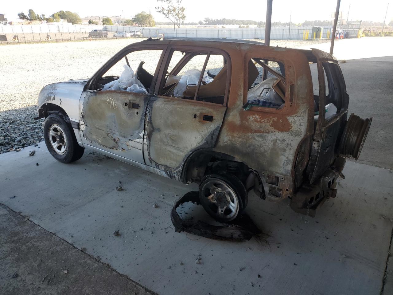 2002 Chevrolet Tracker - Image 2