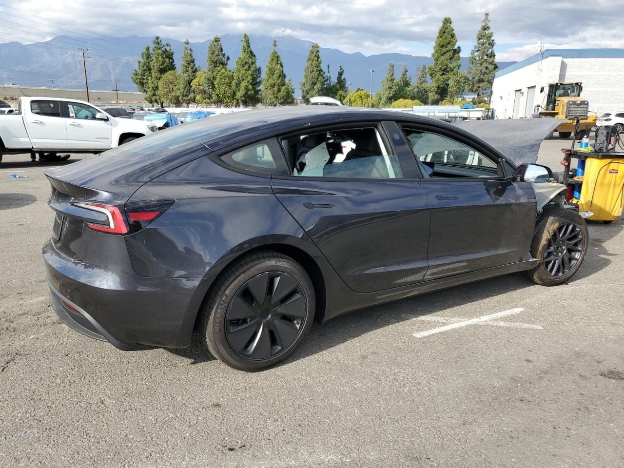 2025 Tesla Model 3 - Фото 3