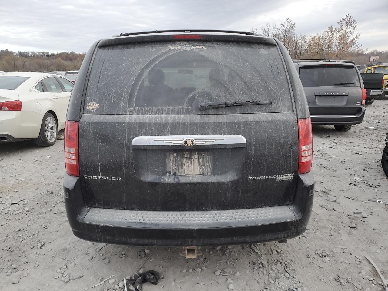 2010 Chrysler Town & Country Touring - Фото 6