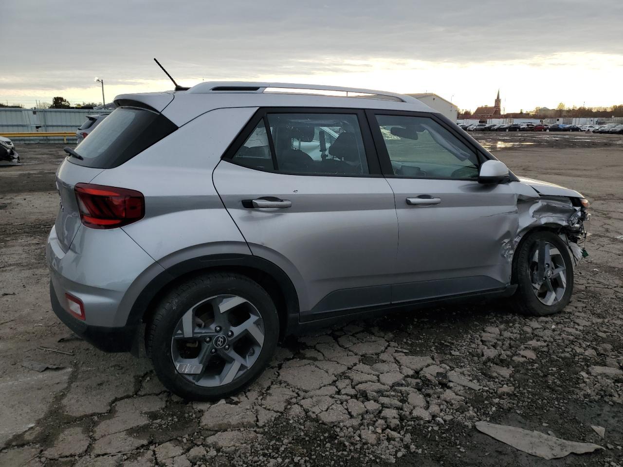 2023 Hyundai Venue Sel - Image 3