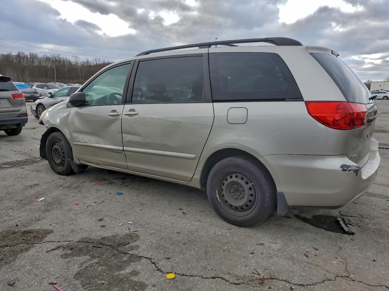 2010 Toyota Sienna Ce - Image 2