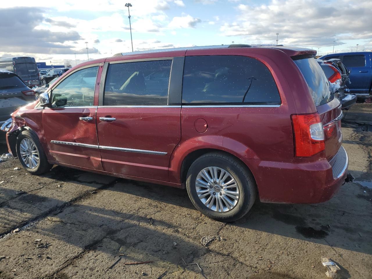 2012 Chrysler Town & Country Limited - Фото 2