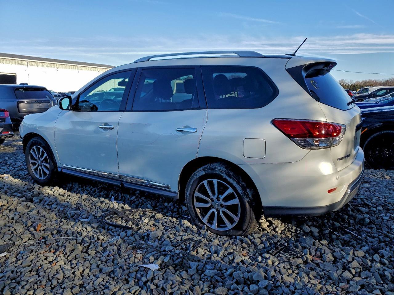 2015 Nissan Pathfinder S - Фото 2