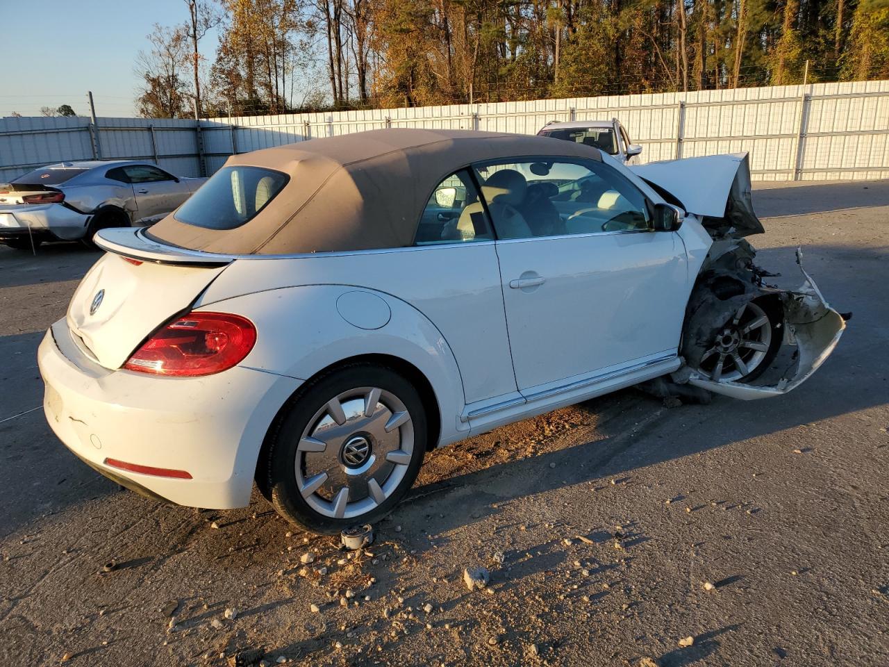 2015 Volkswagen Beetle 1.8T - Фото 3