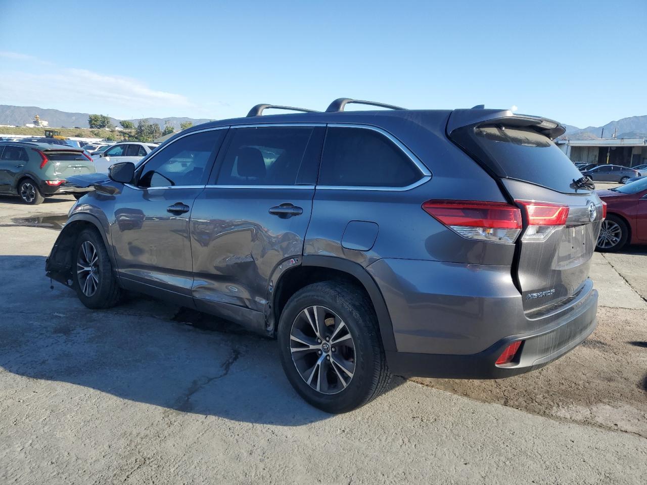 2018 Toyt Highlander - Image 2
