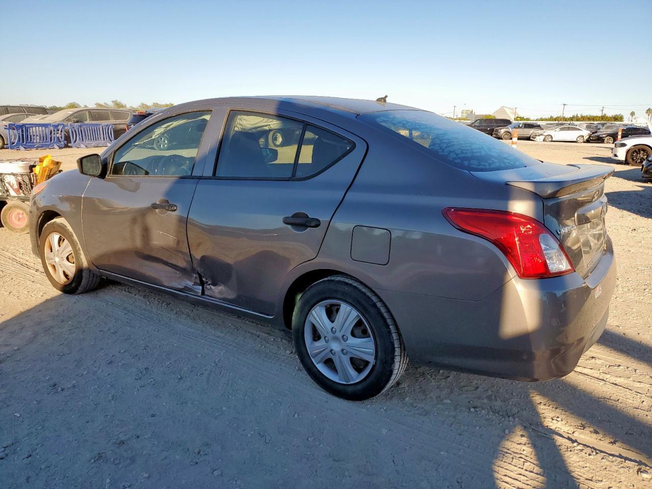 2016 Nissan Versa S - Фото 2