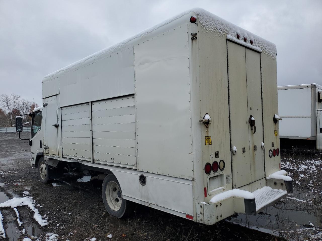 2024 Isuzu Npr Hd - Refrigerator Delivery Truck *** Prior Fleet * Driveshaft Is Disconnected *** - Image 2