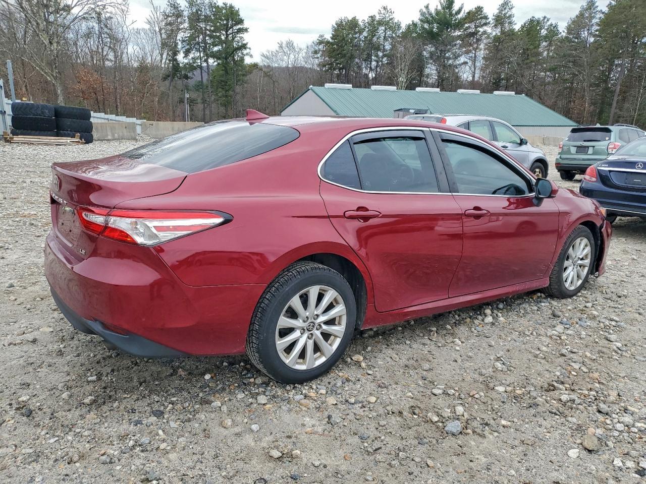 2020 Toyota Camry Le - Фото 3