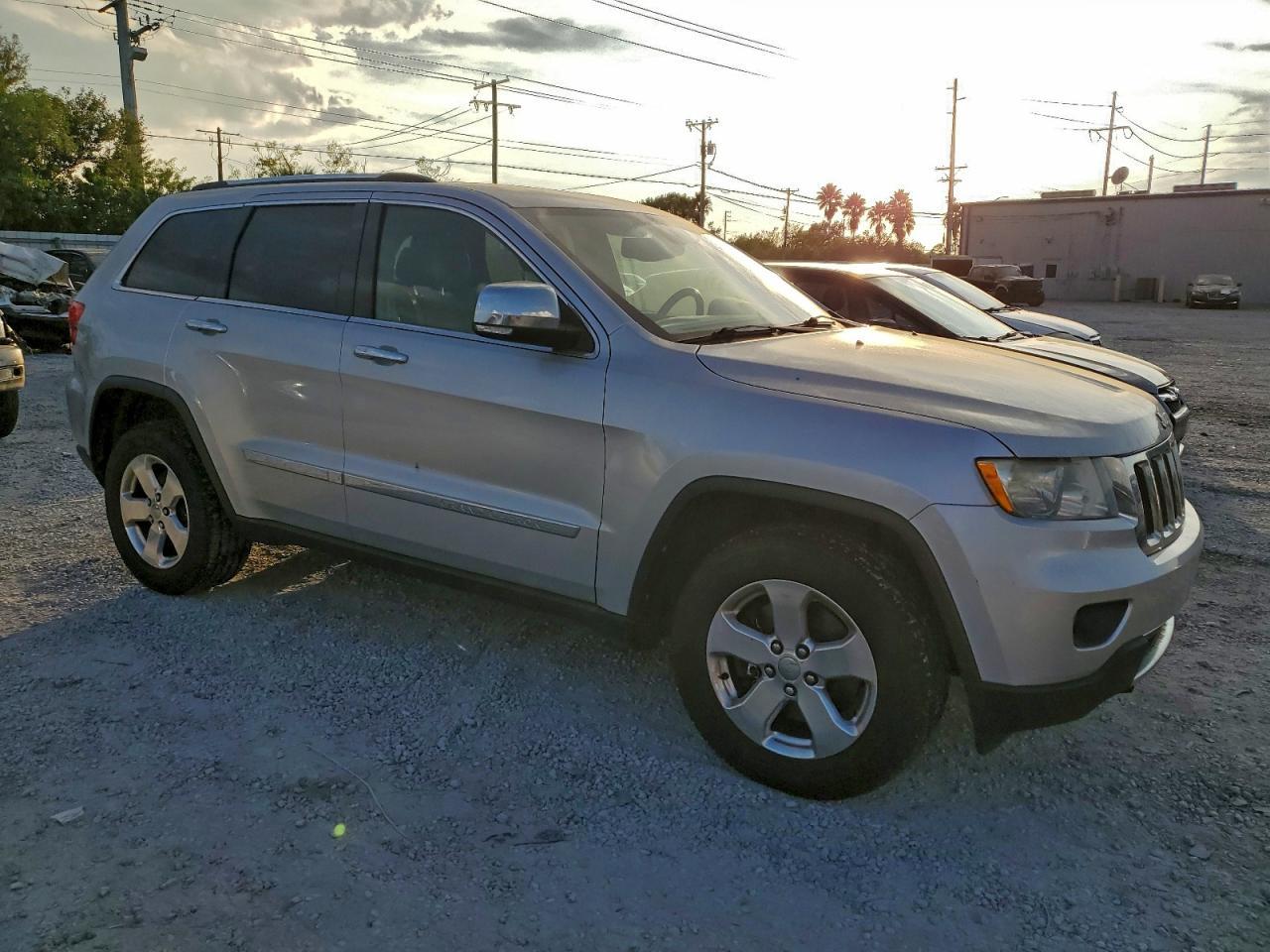 2013 Jeep Grand Cherokee Limited - Image 4