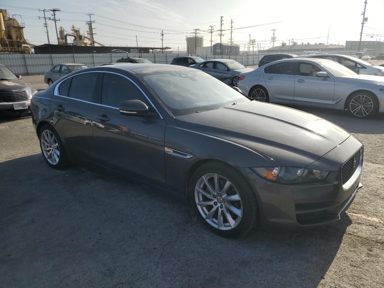 2017 Jaguar Xe Prestige - Фото 4