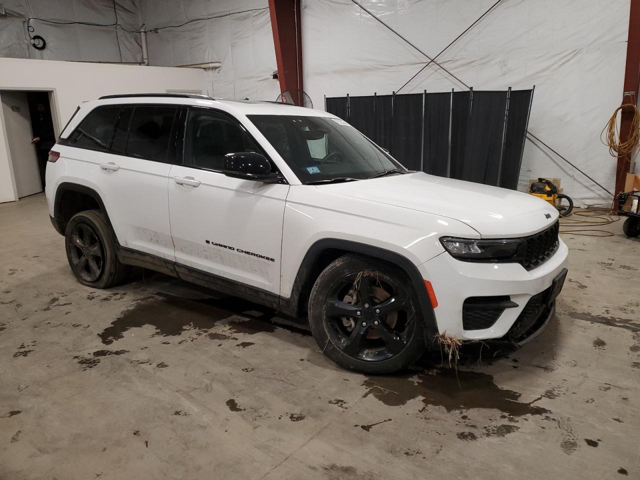 2023 Jeep Grand Cherokee Laredo - Image 4