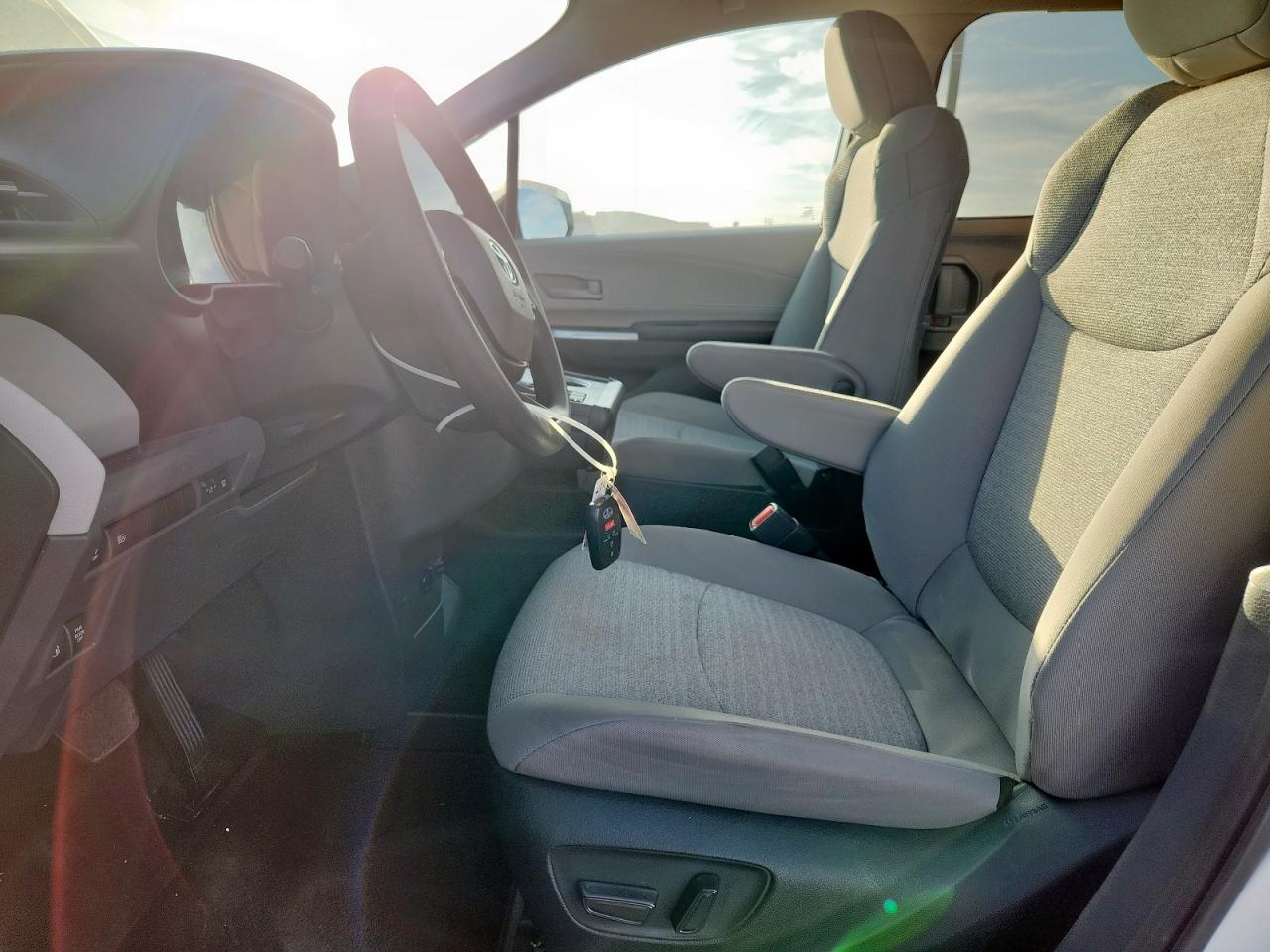 2024 Toyota Sienna Le - Фото 7