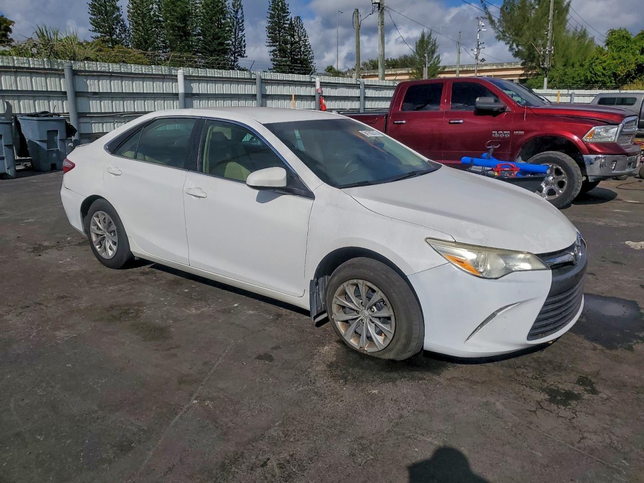 2016 Toyota Camry Le - Image 4