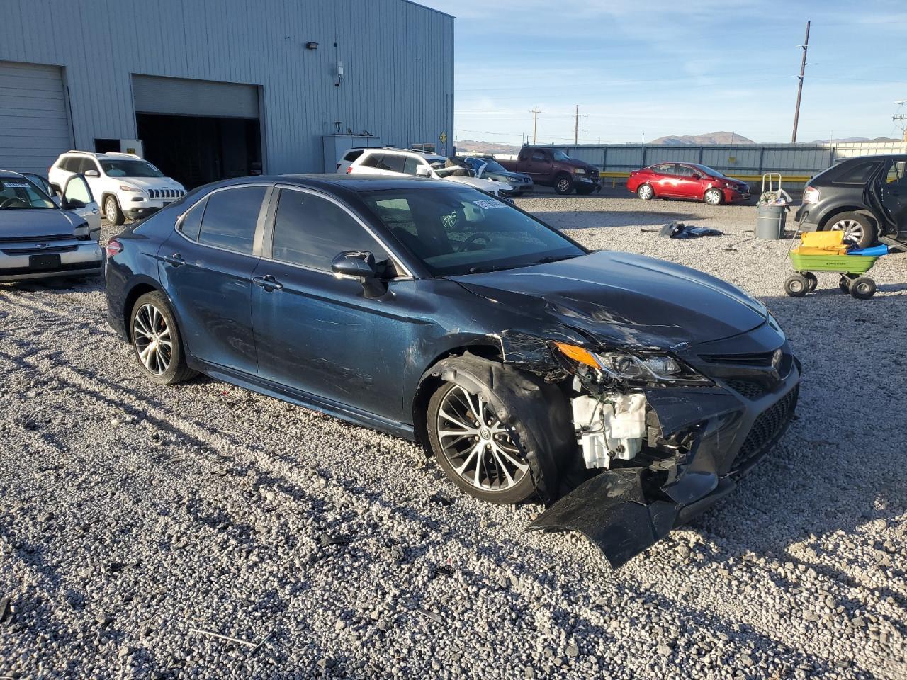 2020 Toyota Camry Se - Фото 4