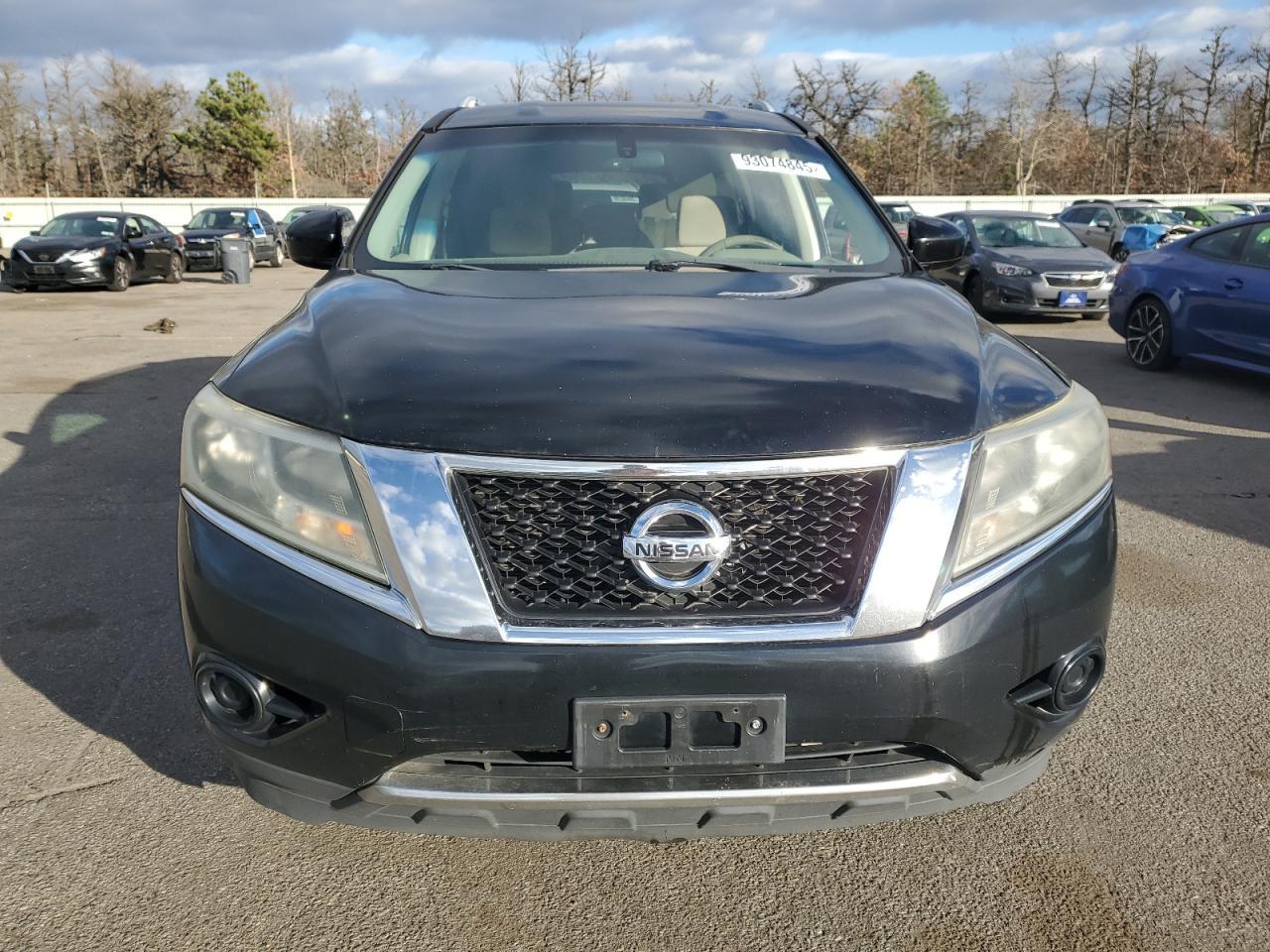 2014 Nissan Pathfinder S - Image 5