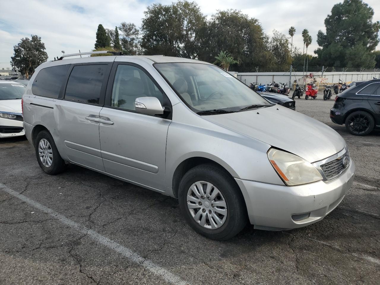 2012 Kia Sedona Lx - Фото 4