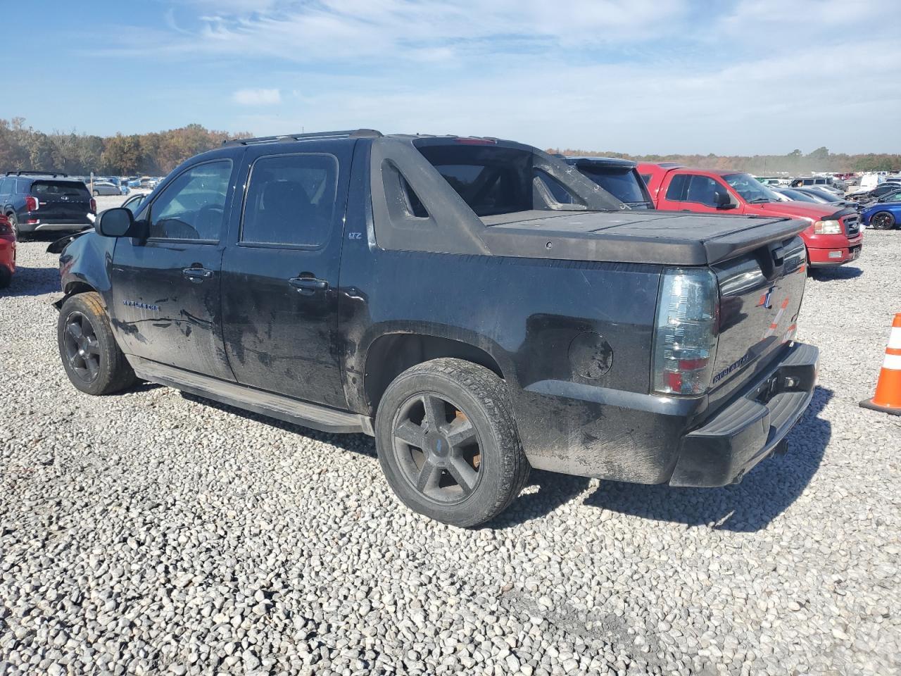 2007 Chevrolet Avalanche K1500 - Image 2