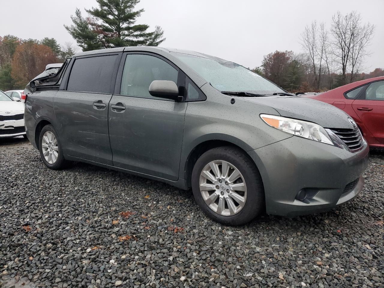 2014 Toyota Sienna Le 7-Passenger - Фото 4