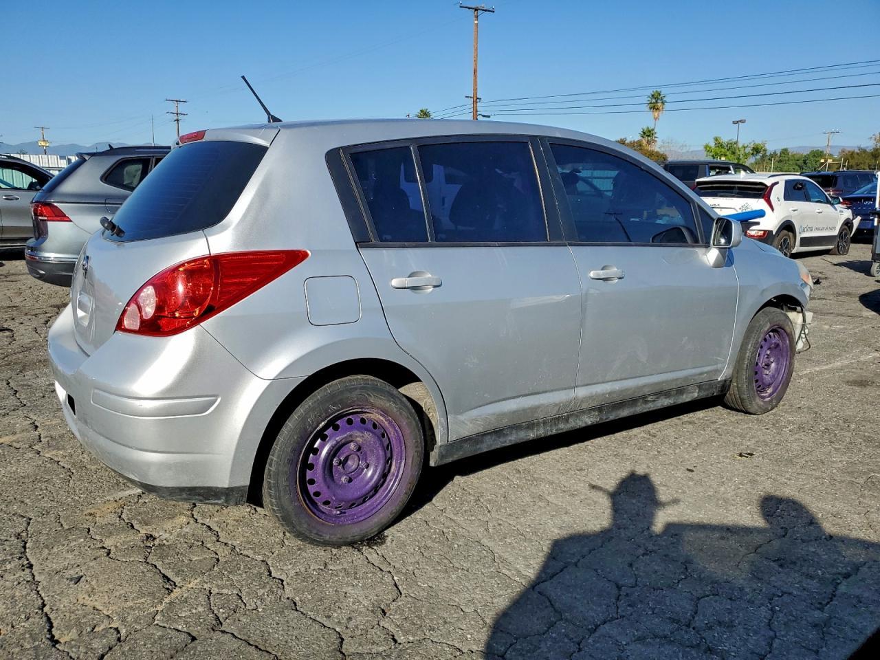 2011 Nissan Versa S - Фото 3