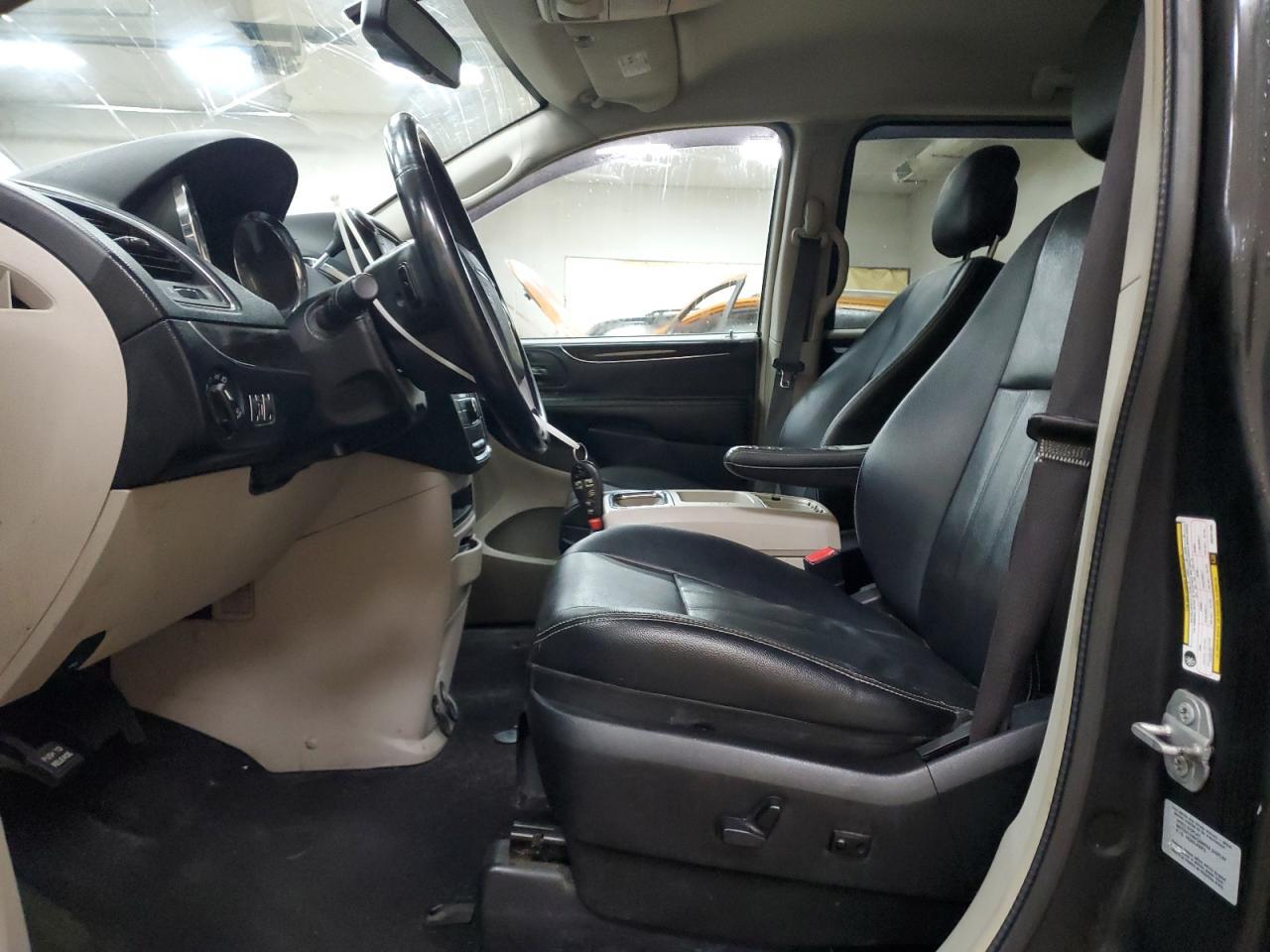 2016 Chrysler Town & Country Touring - Image 7