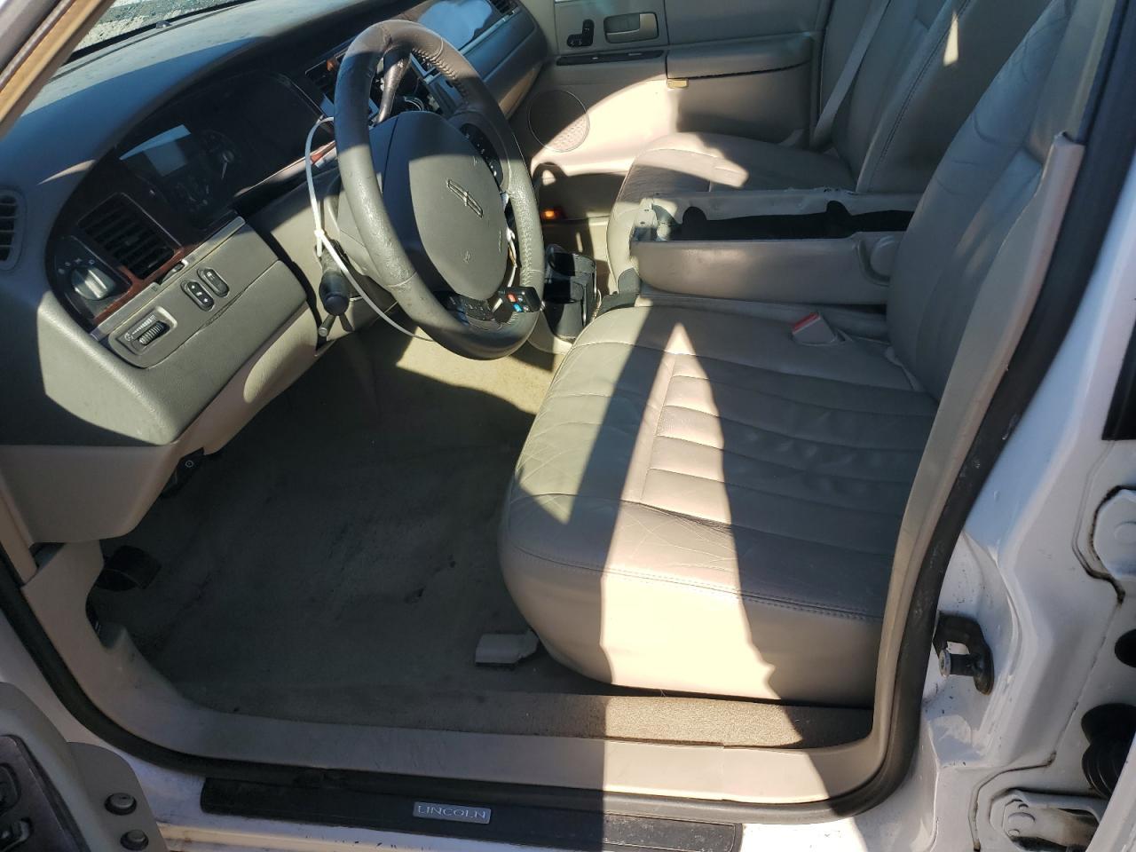 2006 Lincoln Town Car Signature - Image 7