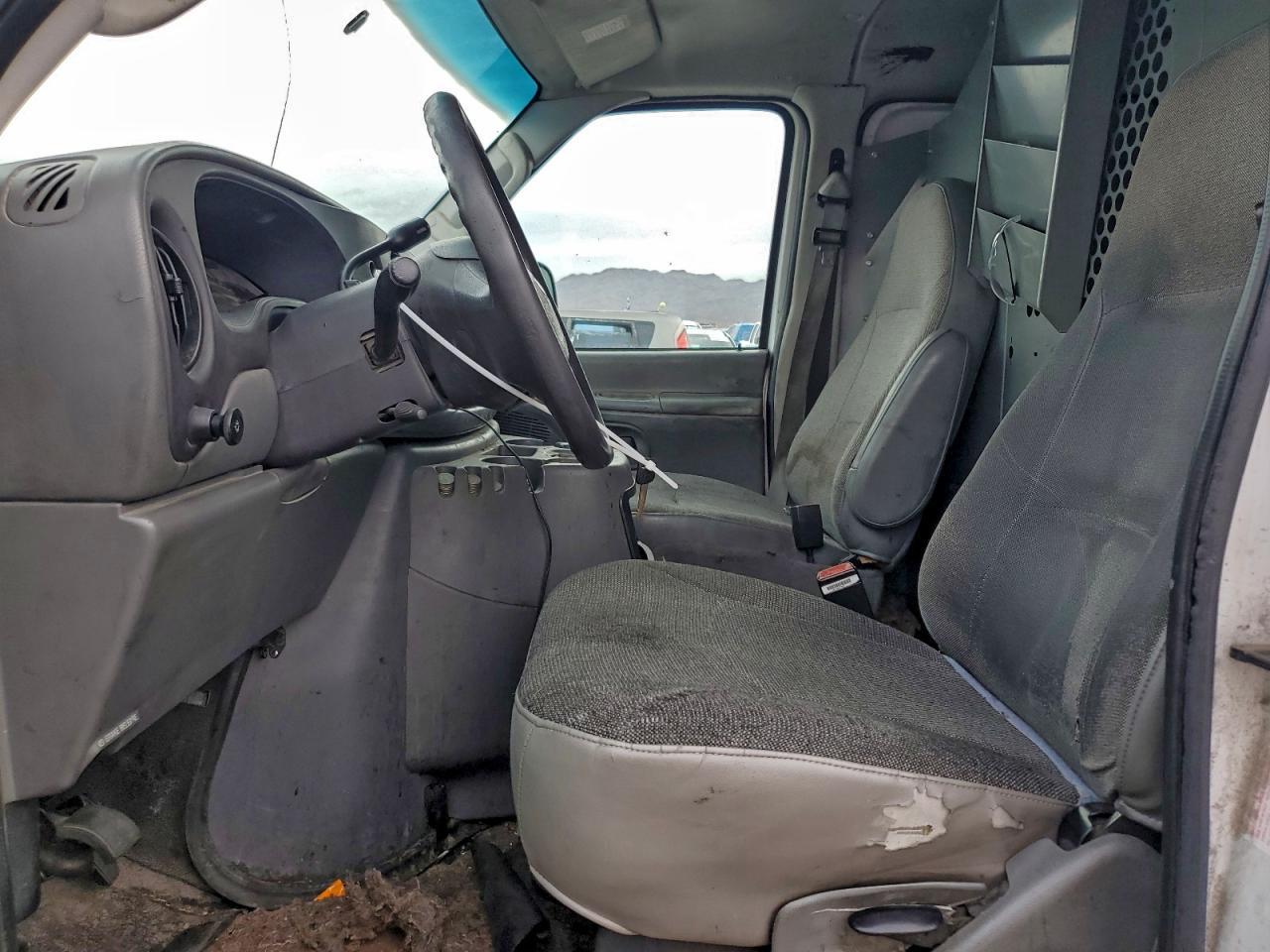 2004 Ford Econoline E150 Van - Image 7