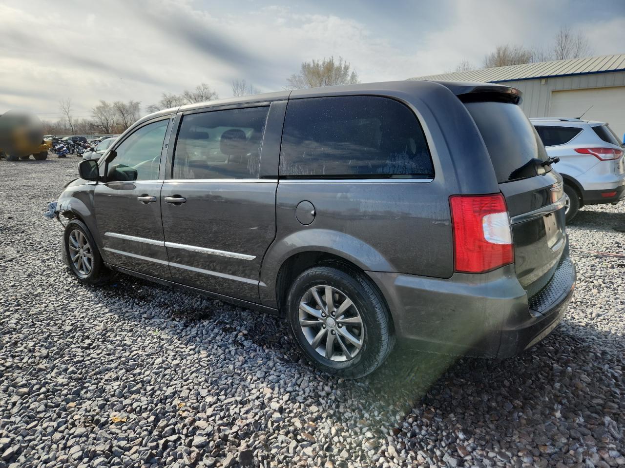 2015 Chrysler Town & Country S - Фото 2
