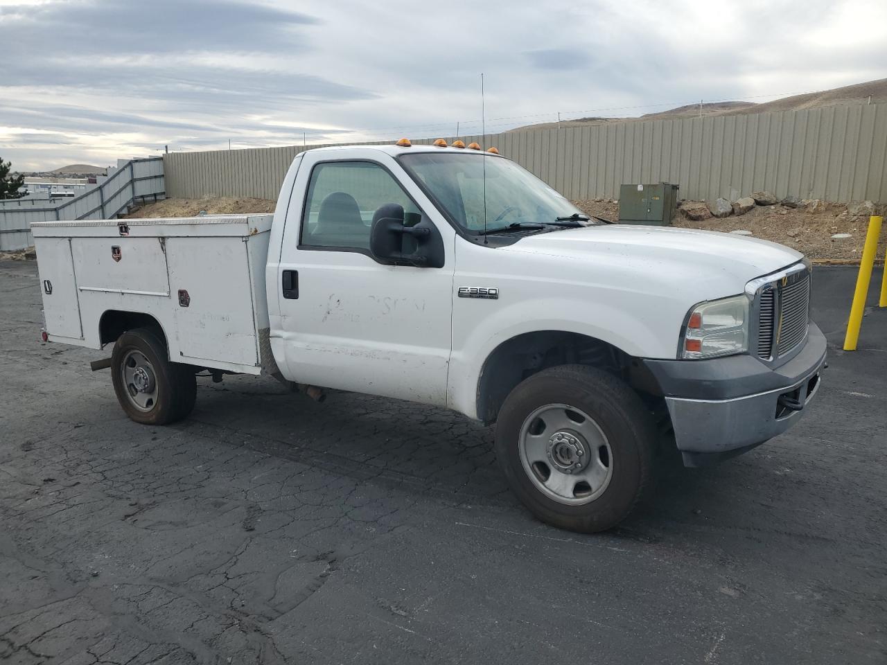 2005 Ford F350 - Image 4
