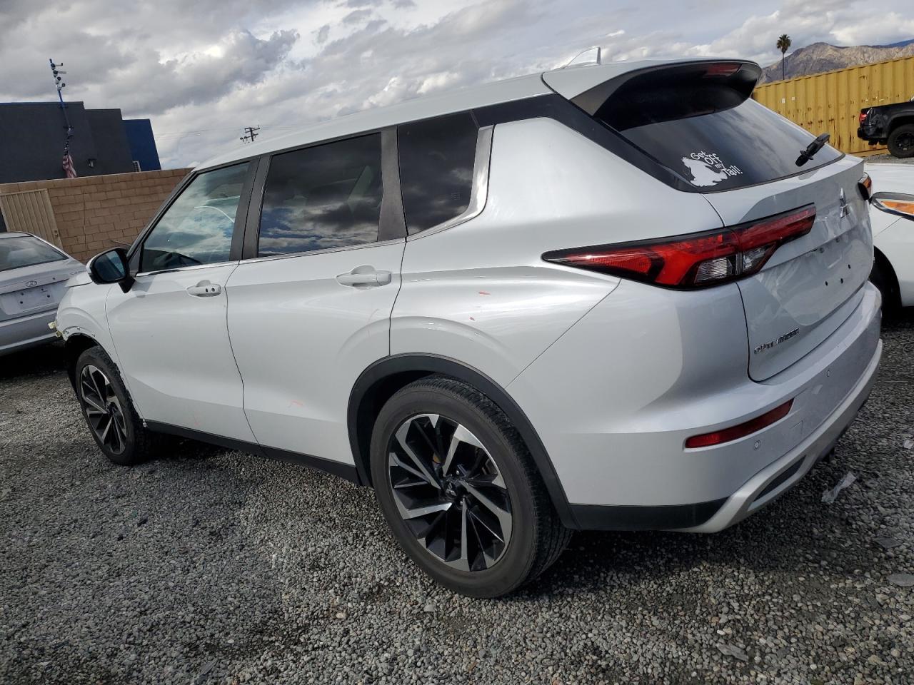 2022 Mitsubishi Outlander Se - Image 2