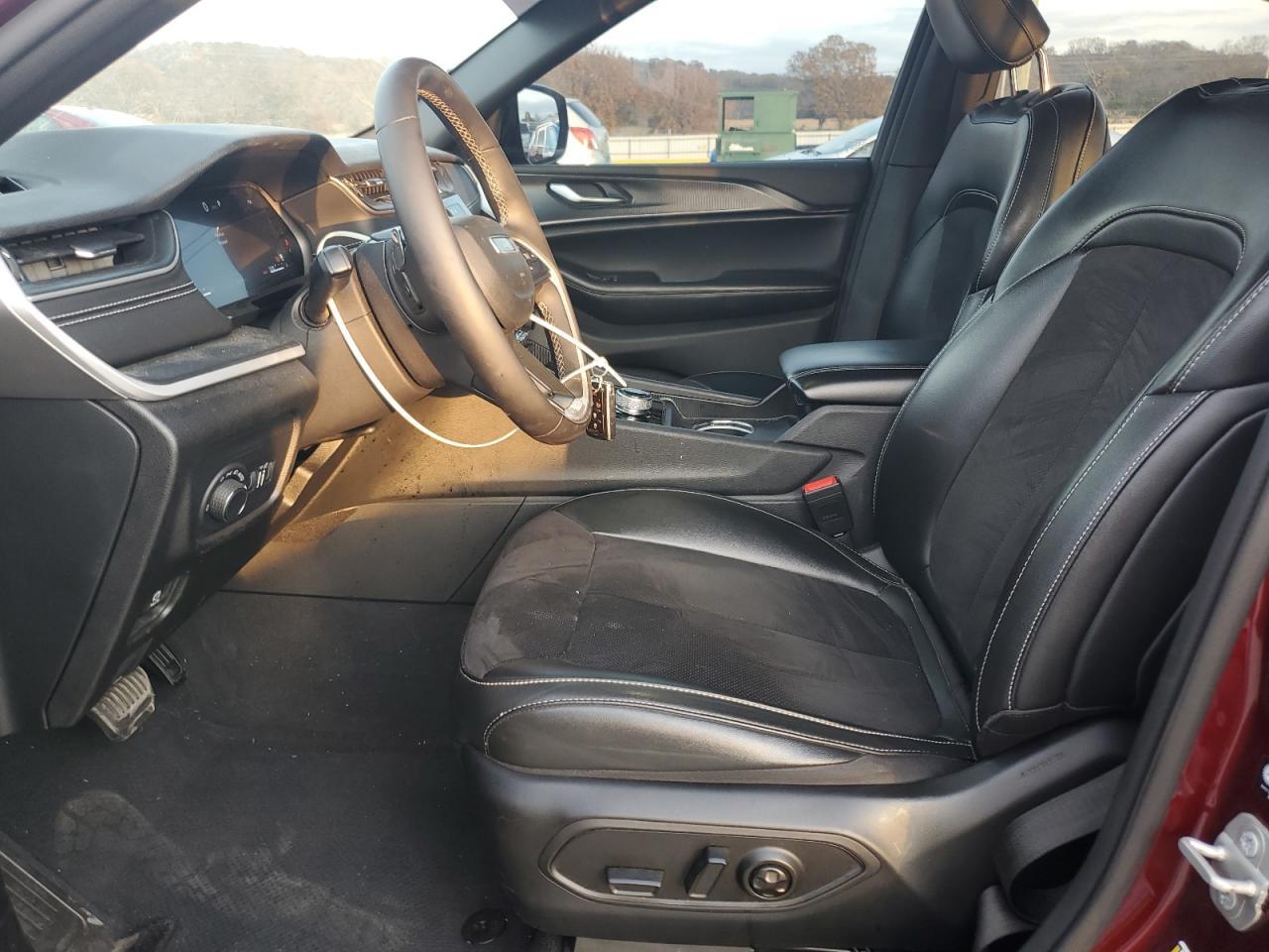 2023 Jeep Grand Cherokee Laredo - Image 7