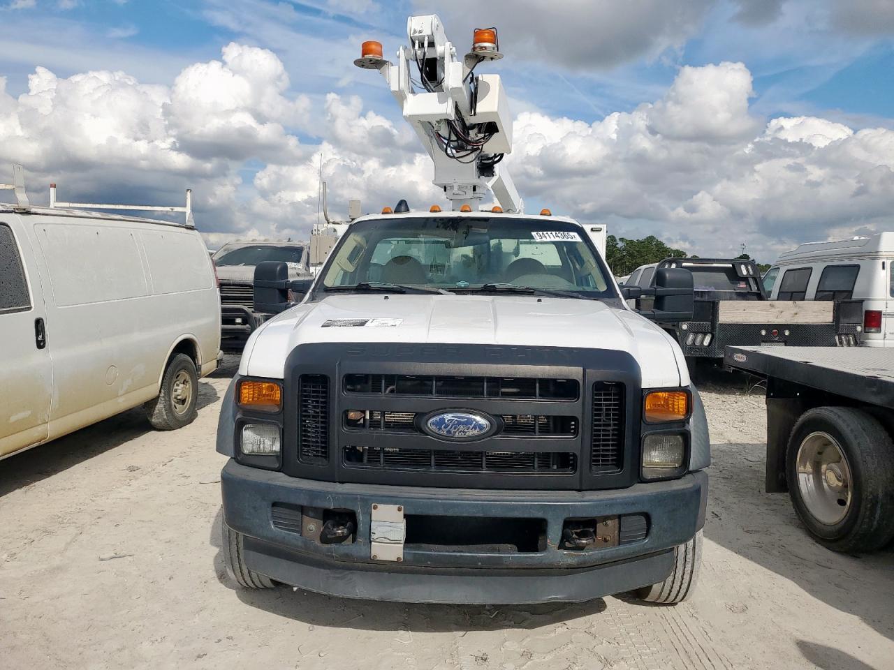 2008 Ford F450 Bucket Truck - Image 5