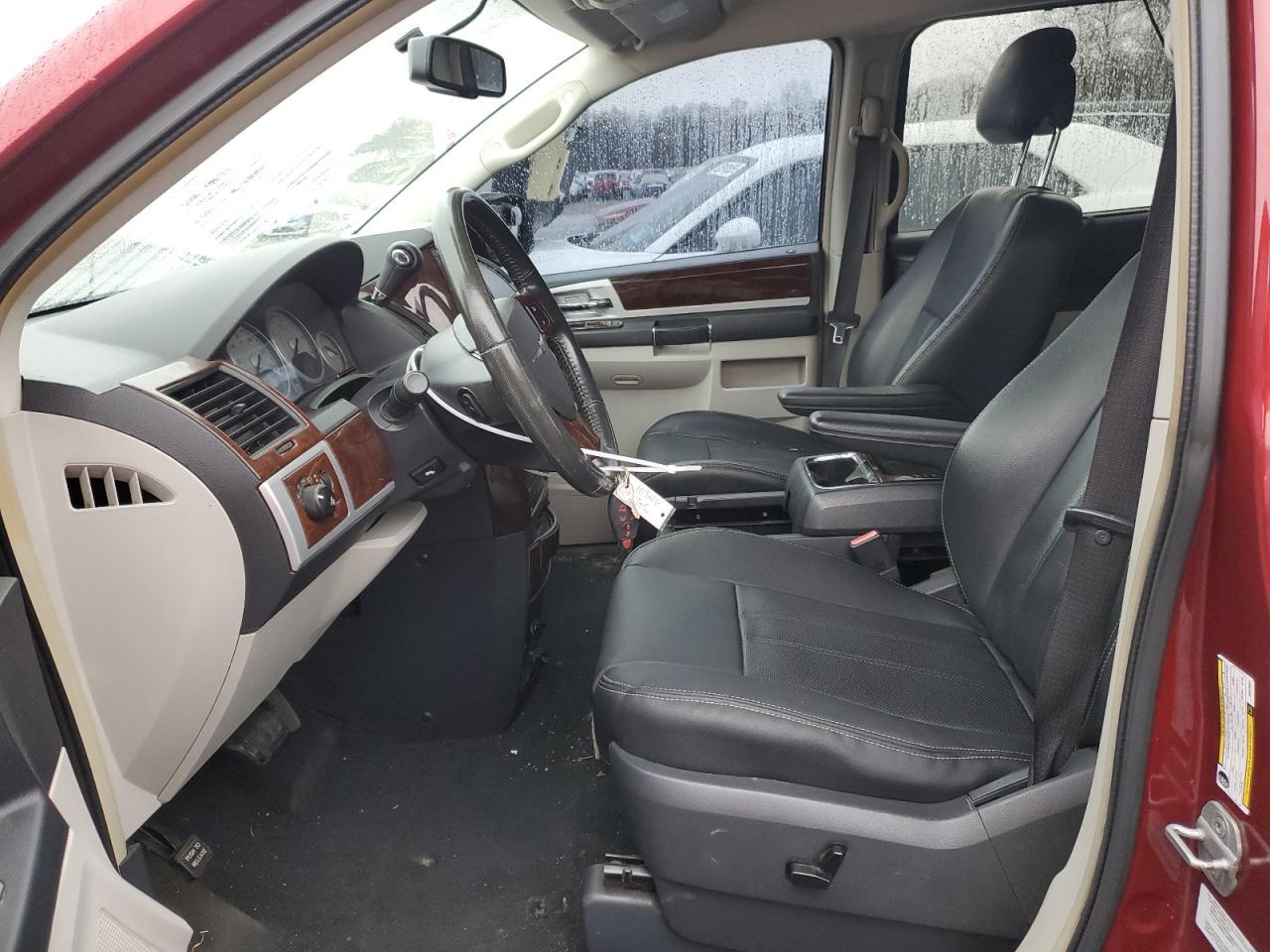 2010 Chrysler Town & Country Touring Plus - Фото 7