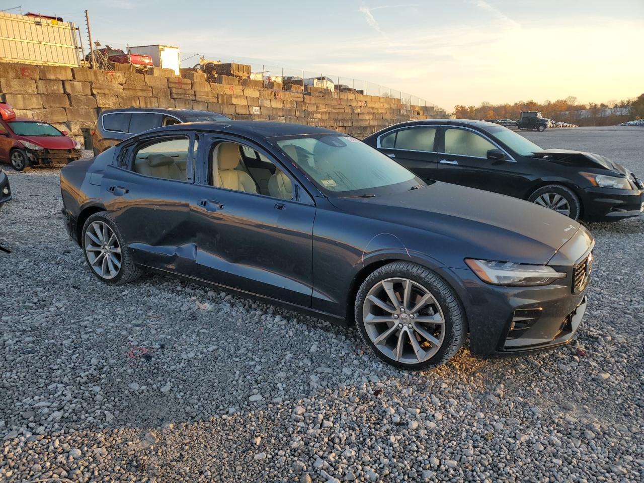 2021 Volvo S60 T5 Momentum - Фото 4