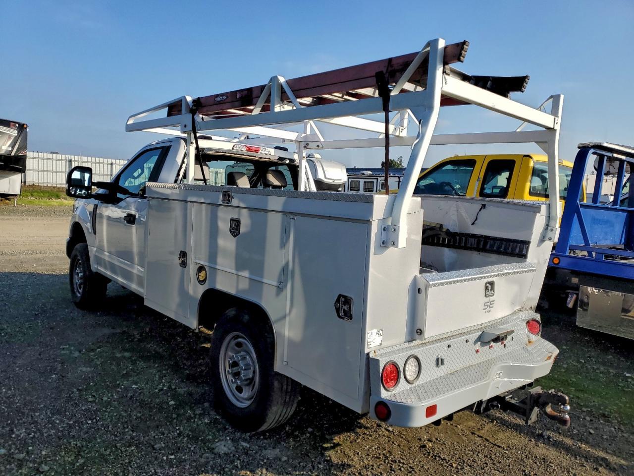 2022 Ford F250 Super Duty Utility / Service Truck - Фото 2