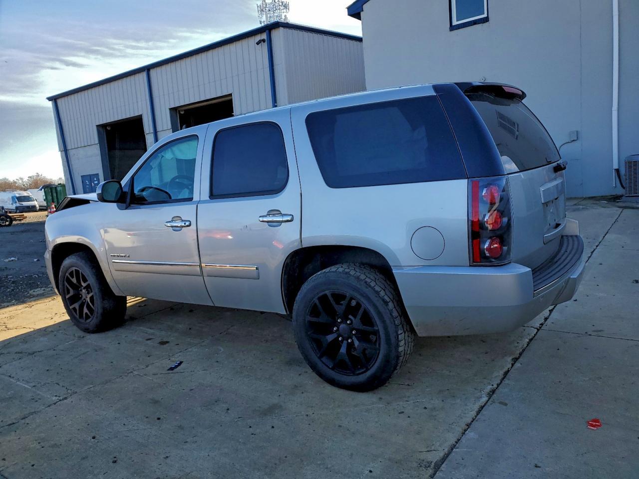 2010 GMC Yukon Denali - Фото 2