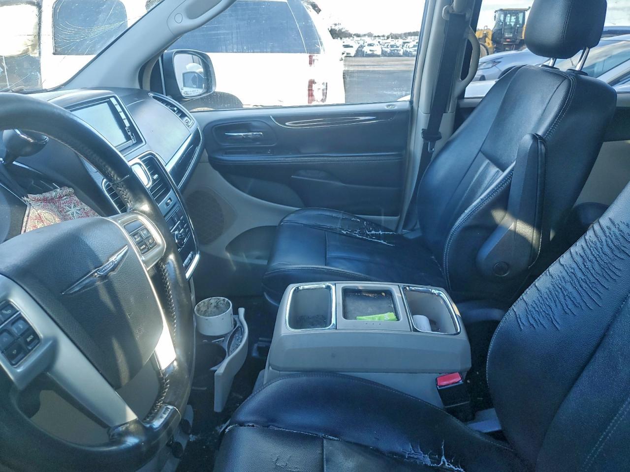 2013 Chrysler Town & Country Touring - Фото 7