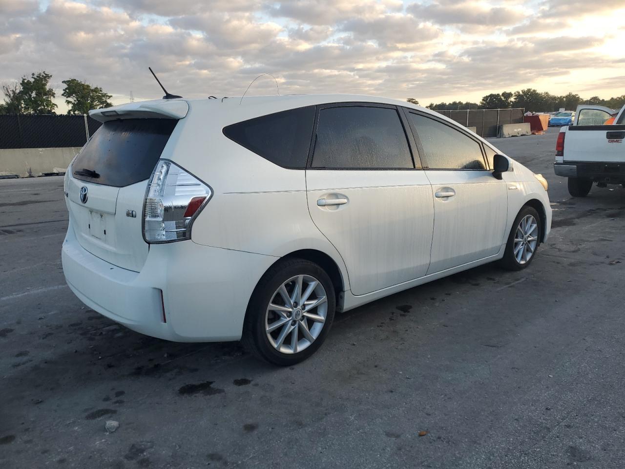 2012 Toyota Prius V - Фото 3