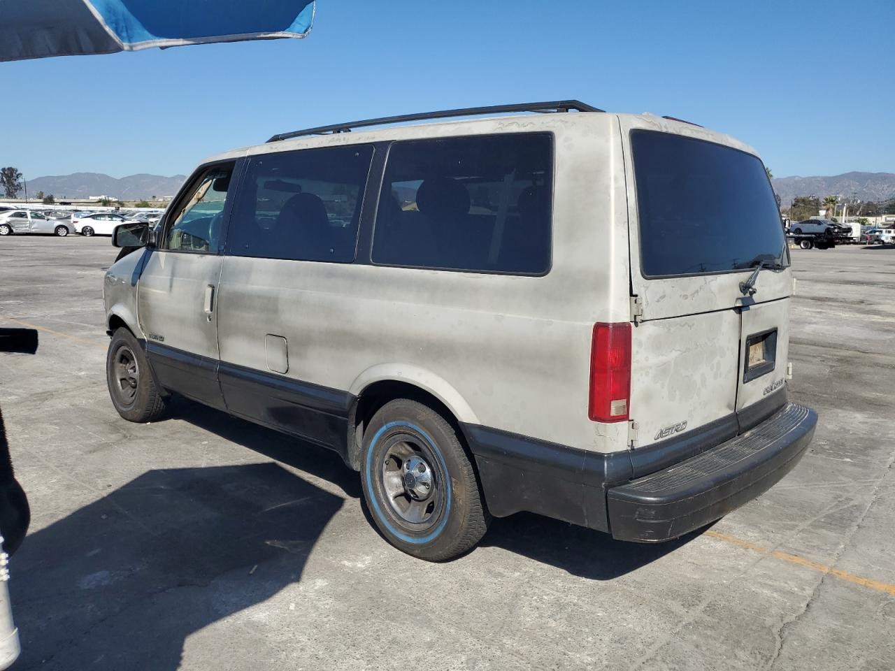 2001 Chevrolet Astro - Фото 2